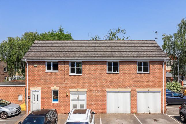 2 bed property, in Mayfair Court, £124,950