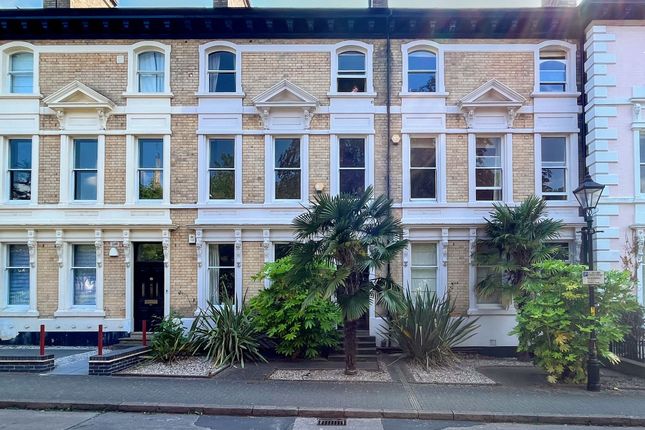 2 bed property, in Princess Road East, £195,000