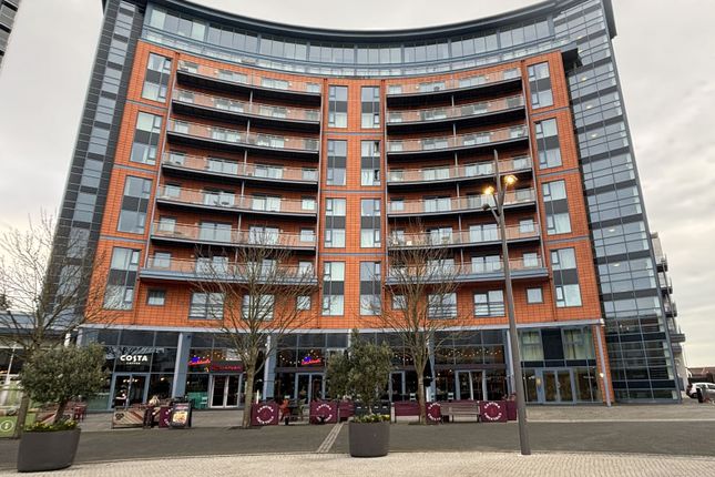 2 bed property, in The Crescent, £270,000