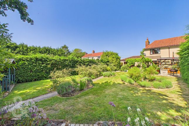 4 bed property, in Hall Road, £450,000