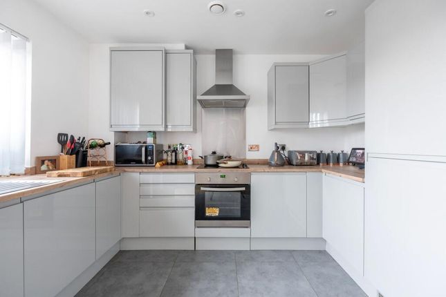 2 bed property, in Ellesmere Street, £233,000