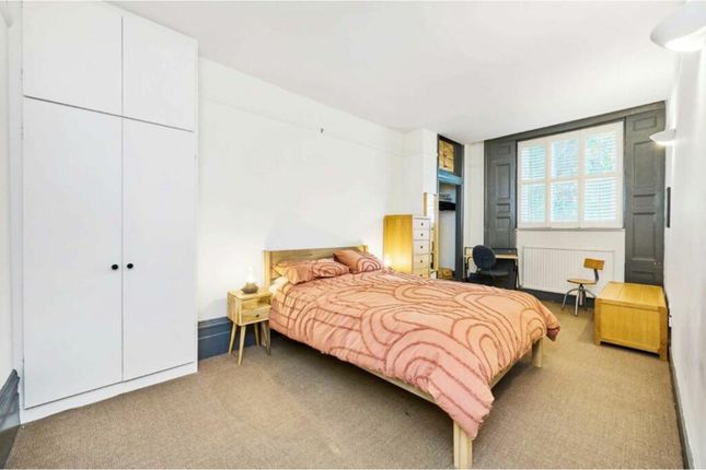 1 bed property, in Larkhall Rise, £575,000
