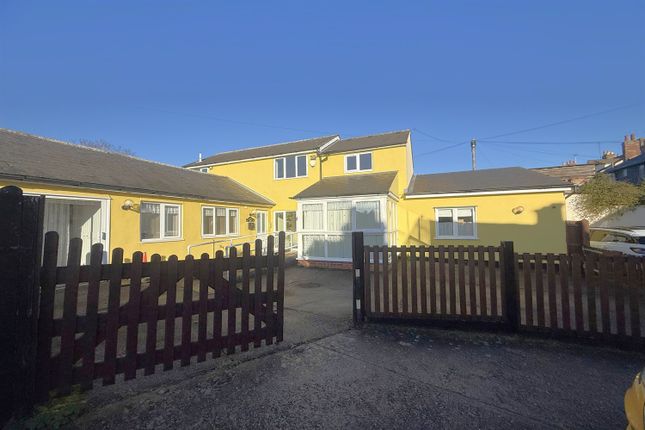 1 bed property, in Head St, £275,000