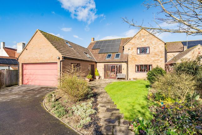 5 bed property, in Glebe Close, £825,000