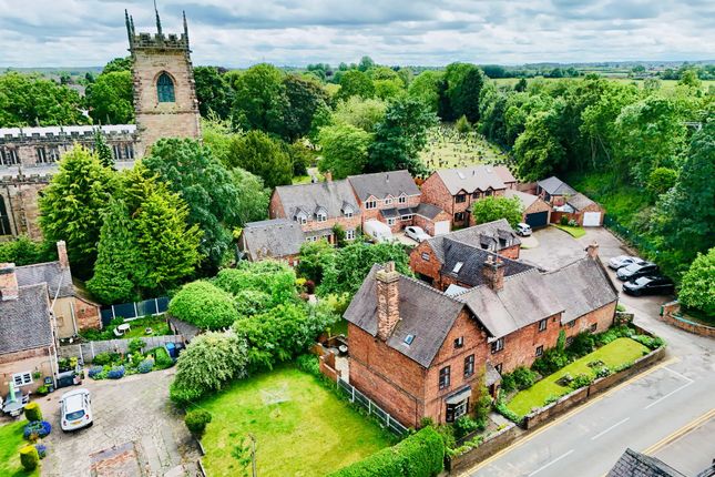 5 bed property, in Pinfold Lane, £800,000