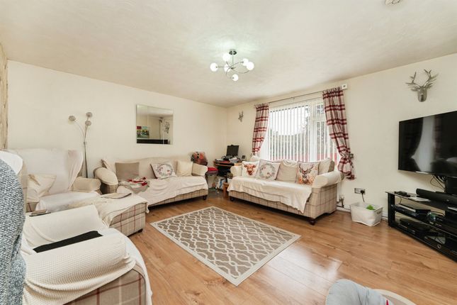 2 bed property, in Knights Close, £260,000