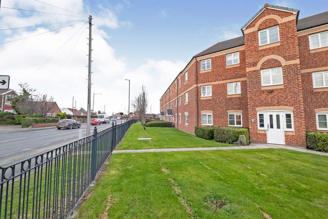 2 bed property, in Rockingham Court, £90,000
