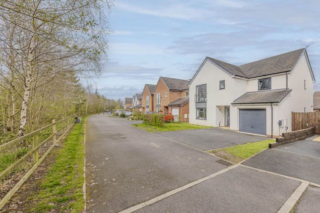 5 bed property, in Sampson Bridgwood Close, £465,000