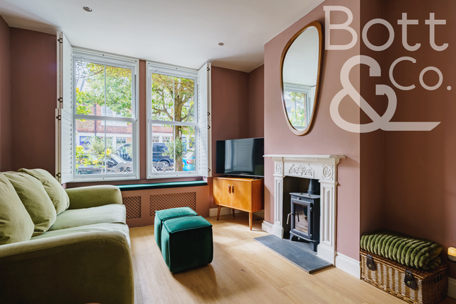 2 bed property, in Bennett Road, £550,000