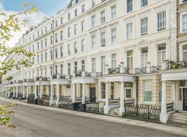 2 bed property, in London W8, £1,200,000