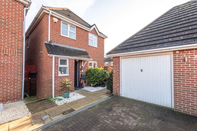 4 bed property, in Whithedwood Avenue, £469,000