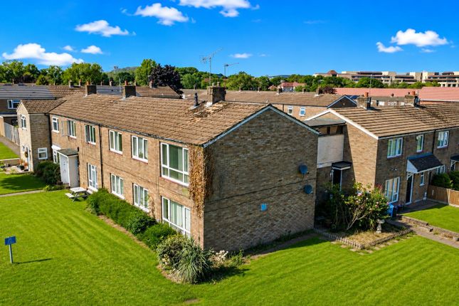 2 bed property, in Datchworth Turn, £250,000