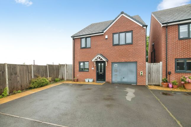 4 bed property, in Oaksherd Mews, £425,000