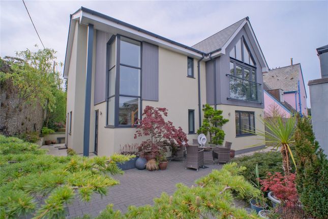 5 bed property, in Southcott Road, £685,000