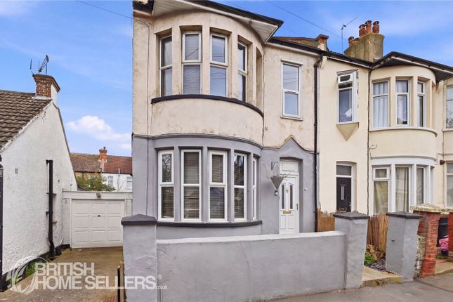 1 bed property, in Beedell Avenue, £195,000