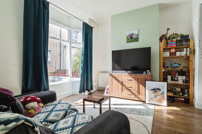 2 bed property, in Princes Road, £100,000