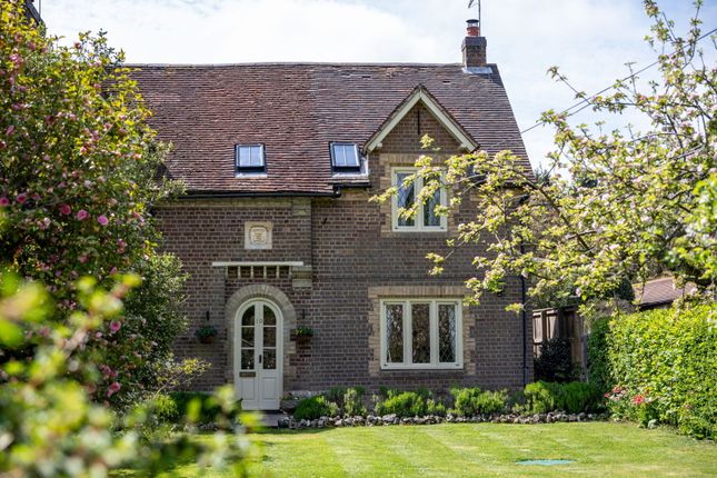 4 bed property, in St. Margarets, £1,100,000