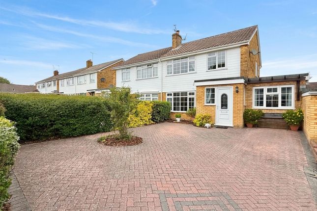 5 bed property, in Windrush Way, £350,000