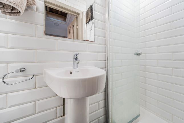 3 bed property, in Claverton Street, £1,395,000