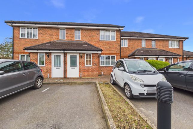1 bed property, in Hanover Close, £230,000