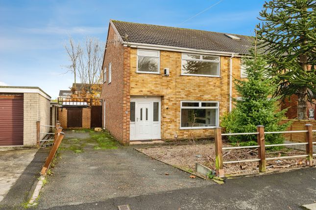 3 bed property, in Kingston Close, £190,000