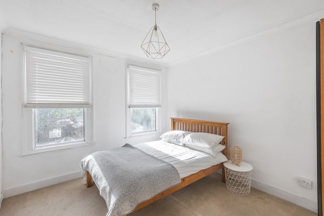 1 bed property, in Merivale Road, £250,000