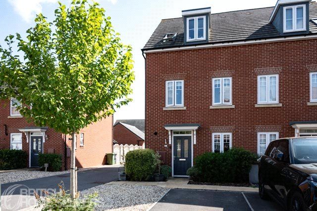 4 bed property, in Brambling Way, £340,000