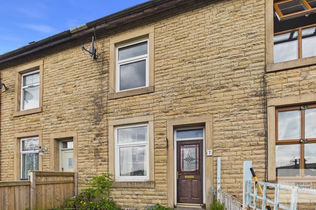 2 bed property, in Cliff Mount, £220,000