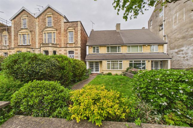 3 bed property, in Apsley Road, £625,000
