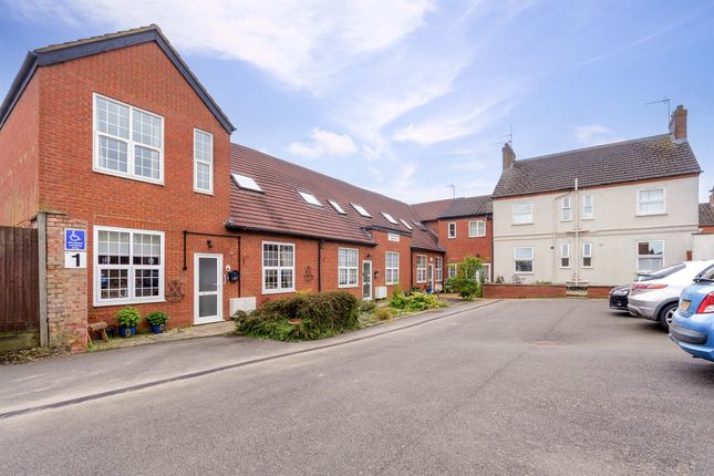 2 bed property, in Queen Street, £99,995