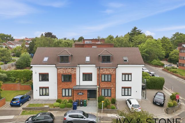 1 bed property, in 2A Manorside, £300,000