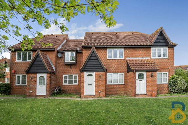 2 bed property, in Creasey Close, £315,000