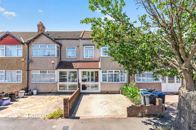 3 bed property, in New Barns Avenue, £475,000