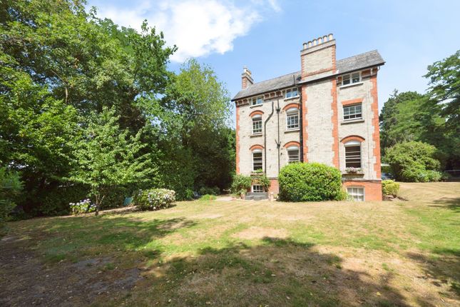 1 bed property, in Portsmouth Road, £325,000