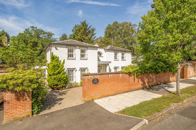 3 bed property, in Woodhall Drive, £1,195,000