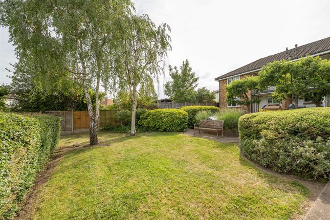 1 bed property, in Beechcroft Road, £300,000