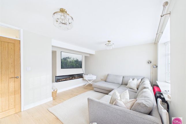 3 bed property, in Hawthorn Crescent, £240,000
