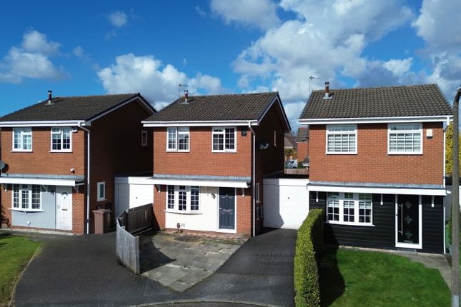 2 bed property, in Wayfarers Drive, £285,000