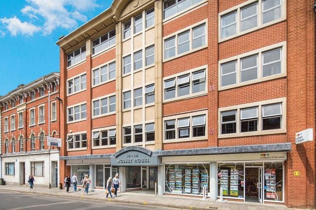1 bed property, in Princes Street, £90,000