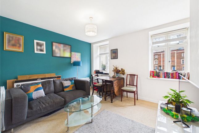 2 bed property, in Champion Court, £240,000