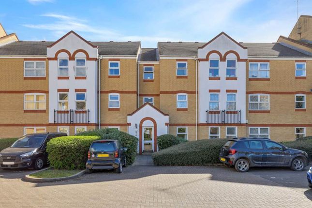 2 bed property, in Aaron Hill Road, £290,000