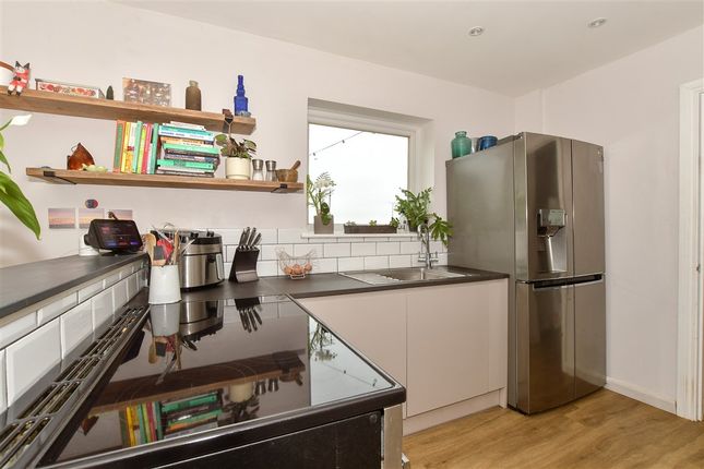 3 bed property, in Rotherfield Crescent, £475,000