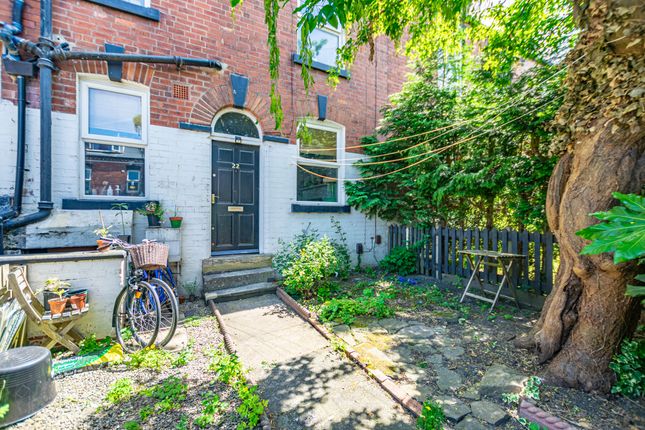 3 bed property, in Hall Grove, £210,000