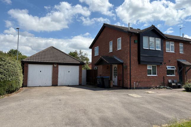 2 bed property, in Devitt Way, £225,000