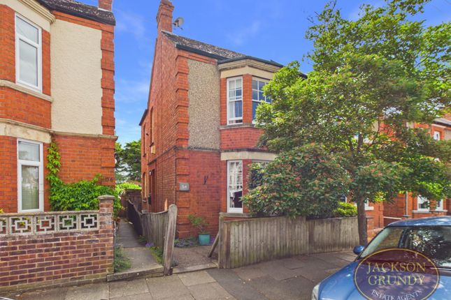 4 bed property, in Clarence Avenue, £350,000