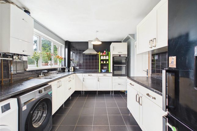 3 bed property, in Fair Furlong, £280,000