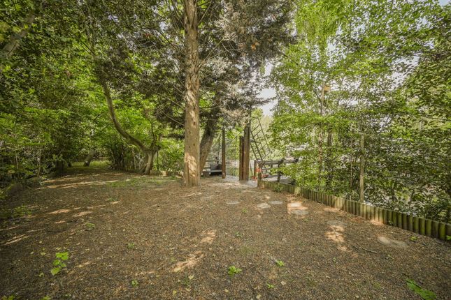 3 bed property, in Woodside Park Avenue, £1,350,000