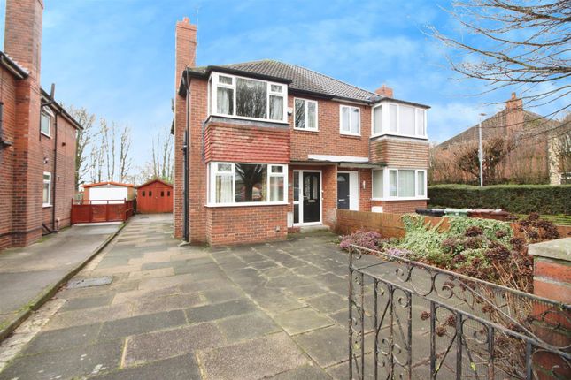 3 bed property, in Pendas Way, £270,000