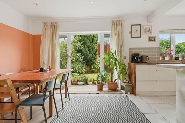 4 bed property, in Battenburg Road, £465,000