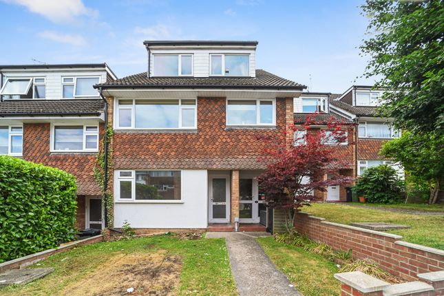 3 bed property, in Chapel Court, £475,000